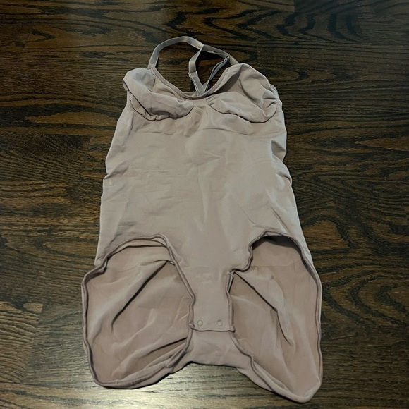 Skims SCULPTING BODYSUIT With SNAPS Shapewear - Picture 3 of 5